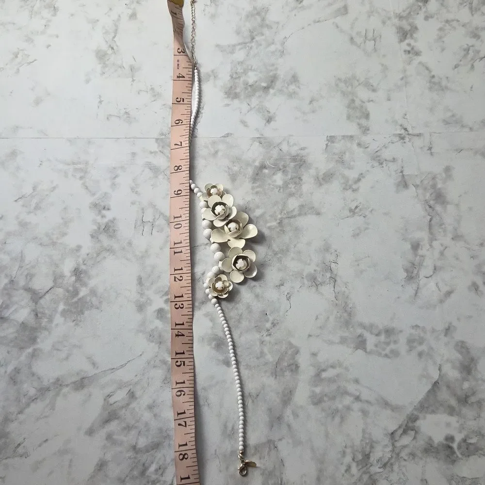 White‎ Floral Statement Necklace